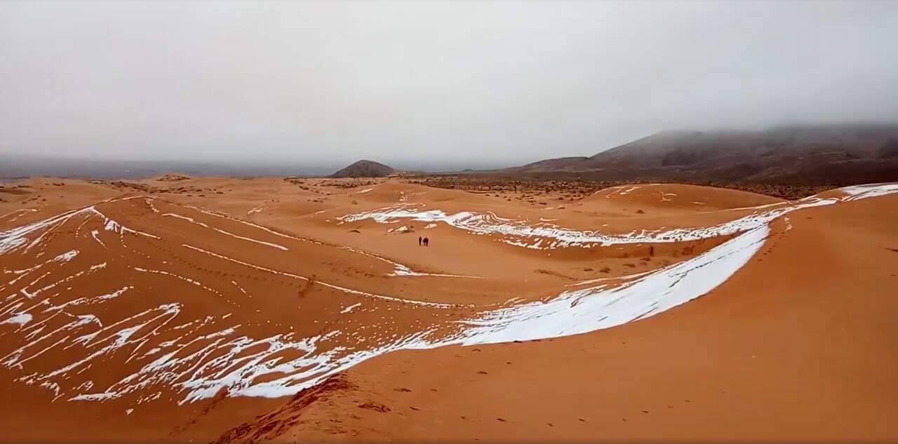 Nevou no deserto de saara